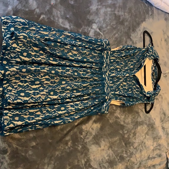 Cutout lace dress - Picture 4 of 4